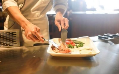 Restaurantele din România, tot mai atrase de produsele locale: Un studiu relevă o schimbare de abordare Bucătăriile din România se întorc tot mai mult la ingredientele autohtone, o tendință confirmată de un studiu recent realizat de HORA – Organizația Patronală a Hotelurilor și Restaurantelor din România