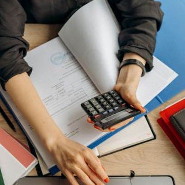 Tensiuni în sistemul de educație: Sindicatele acuză Ministerul de întârzieri la plata drepturilor salariale, Ministerul invocă un calendar stabilit București – Federațiile sindicale din educație acuză Ministerul Educației de întârzieri la plata drepturilor salariale stabilite prin hotărâri judecătorești definitive, în timp ce reprezentanții ministerului susțin că plățile sunt în curs, conform unui calendar stabilit