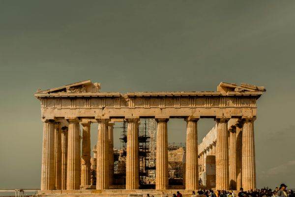 Grecia se confruntă cu o combinație de furtună de nisip provenită din Africa și furtuni specifice de primăvară, care au perturbat transportul aerian și maritim, potrivit informațiilor furnizate de Agenția France-Presse