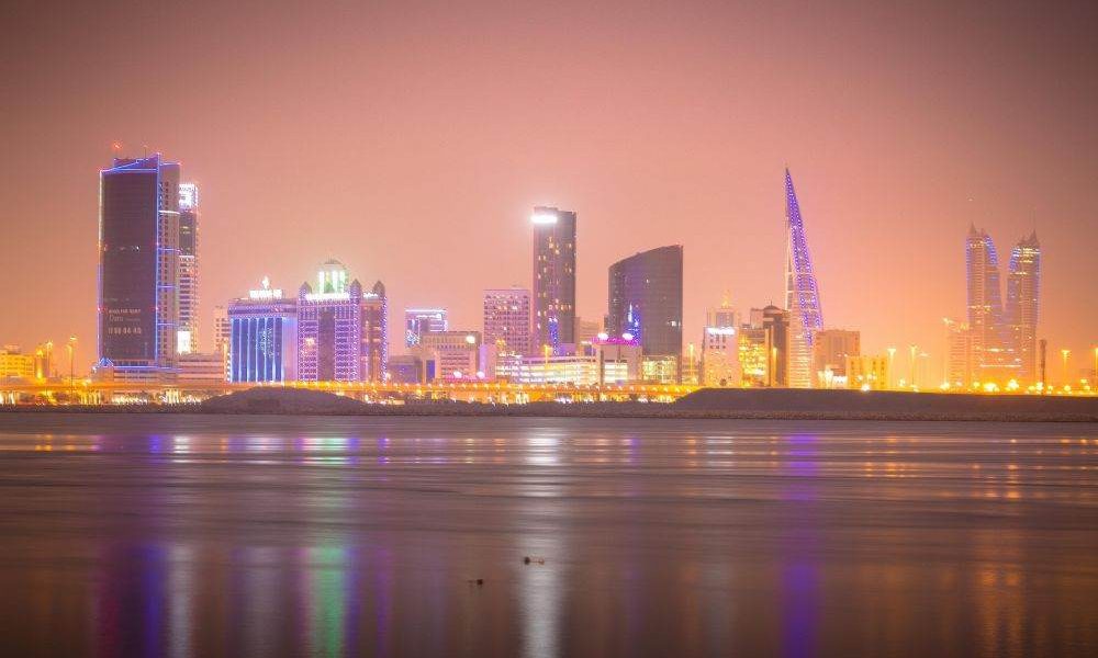 Bahrainul își intensifică eforturile diplomatice în cadrul ONU, încercând să aducă în atenția internațională atacurile atribuite Iranului și să obțină sprijin pentru protejarea navigației în Strâmtoarea Ormuz, în contextul creșterii tensiunilor regionale