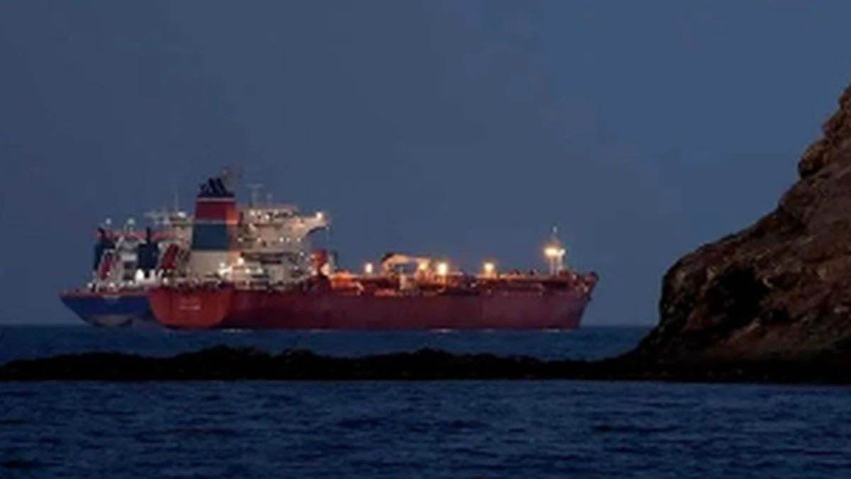 Iranul Taxează Navele în Strâmtoarea Ormuz: Un Nou “Punct de Taxare” pe Ruta Energetică Strategică IRANUL a instituit un coridor maritim controlat în apropierea insulei Larak, din Strâmtoarea Ormuz, permițând trecerea selectivă a navelor comerciale