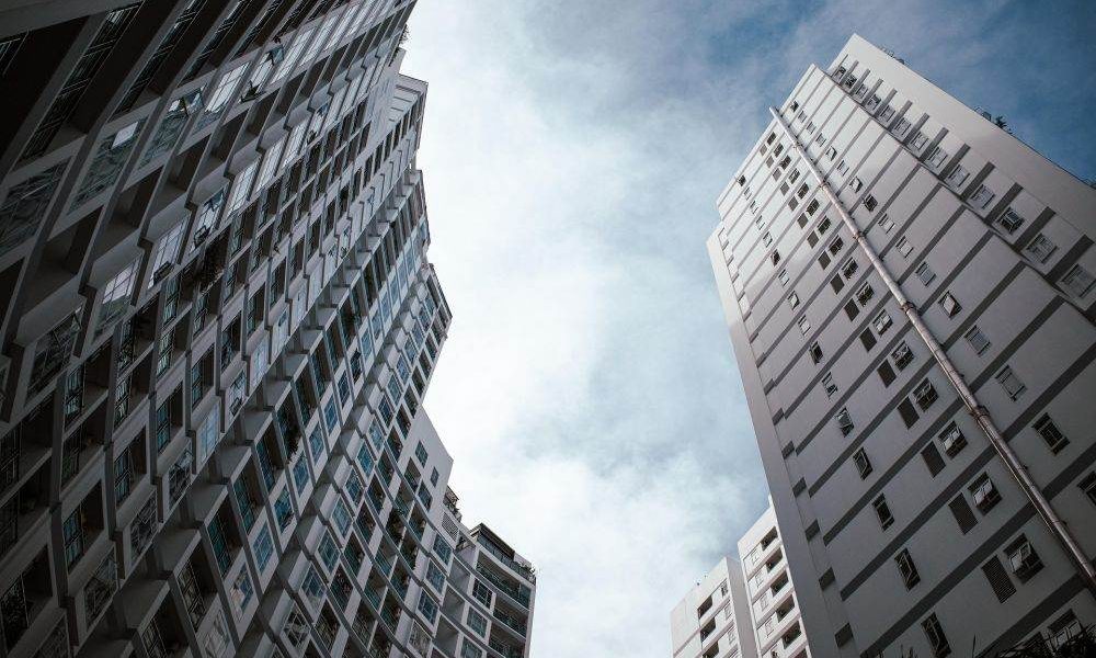 Prețurile locuințelor continuă să urce în marile orașe, dar numărul tranzacțiilor scade București – Piața imobiliară din România pare să traverseze o perioadă de recalibrare, cu prețuri în creștere în principalele centre urbane, dar cu un număr de tranzacții în scădere în unele zone