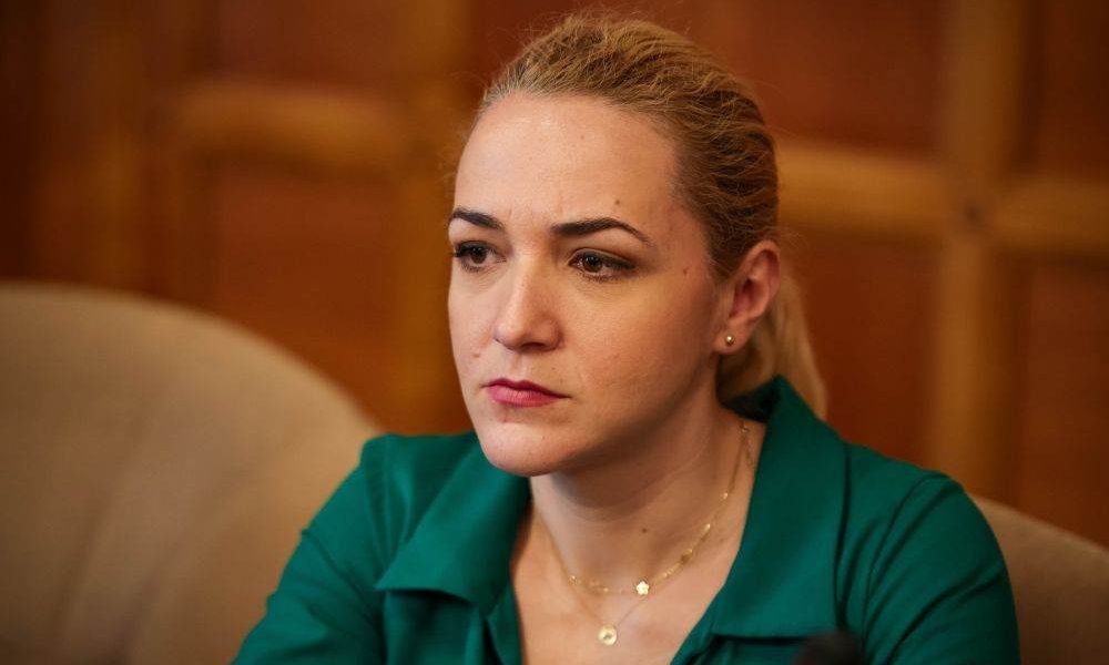 Cynthia Păun, dură cu panourile pro-naștere din București: „Nedrepte față de femei”