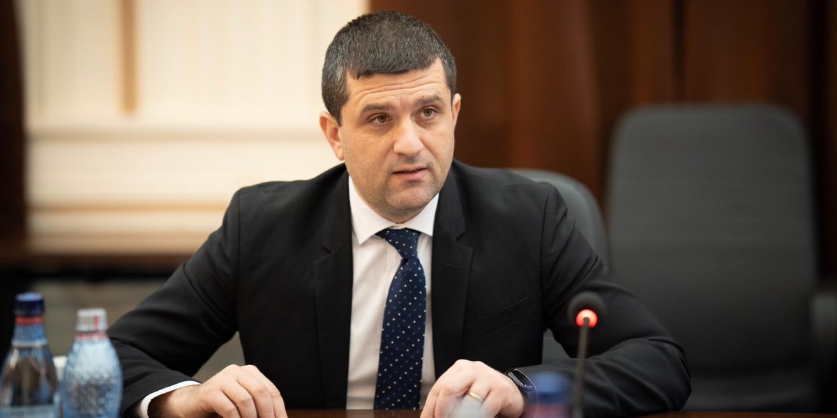 Dacă stai pe margine, ratezi mizele: Vezi ce se joacă pe bursa din București