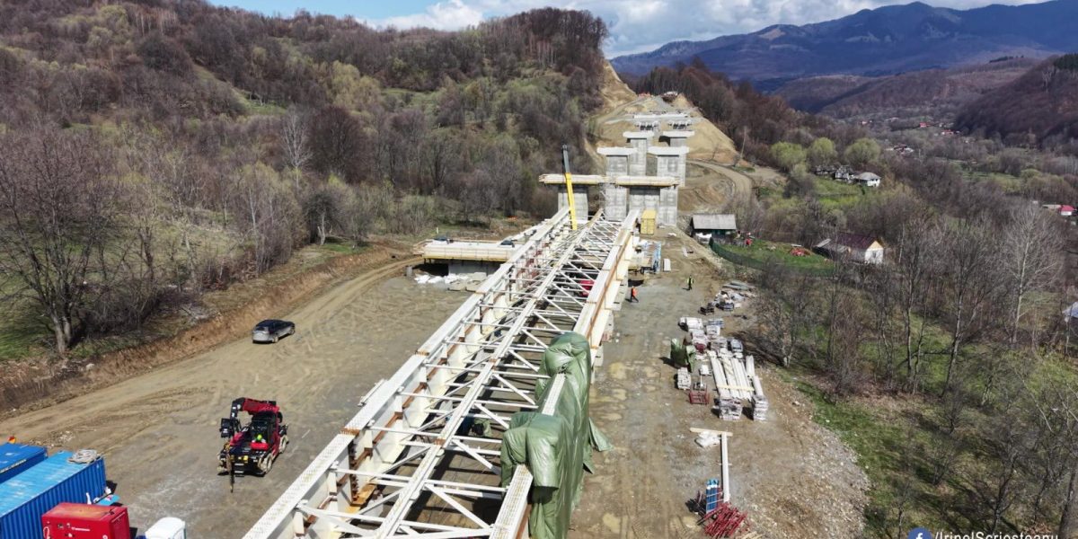 Lucrările AVANSEAZĂ! Muncitori pe șantierul Autostrăzii spre Vest: București – România conectată