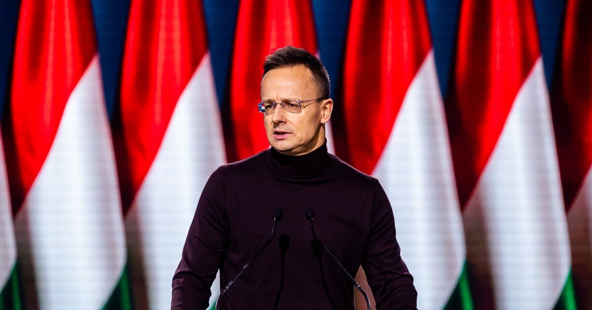 Szijjarto Peter, surprins de presa maghiară: A ajuns la minister cu microbuzul