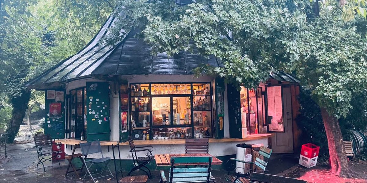 Mii de bucureșteni protestează pentru terasa din Cișmigiu: Ciucu, ascultă!