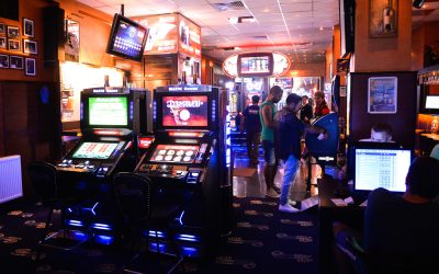 Orașele și comunele primesc bani pentru școli dacă interzic păcănelele Prin eliminarea sălilor de jocuri de noroc, primăriile pot obține finanțare pentru școli și grădinițe