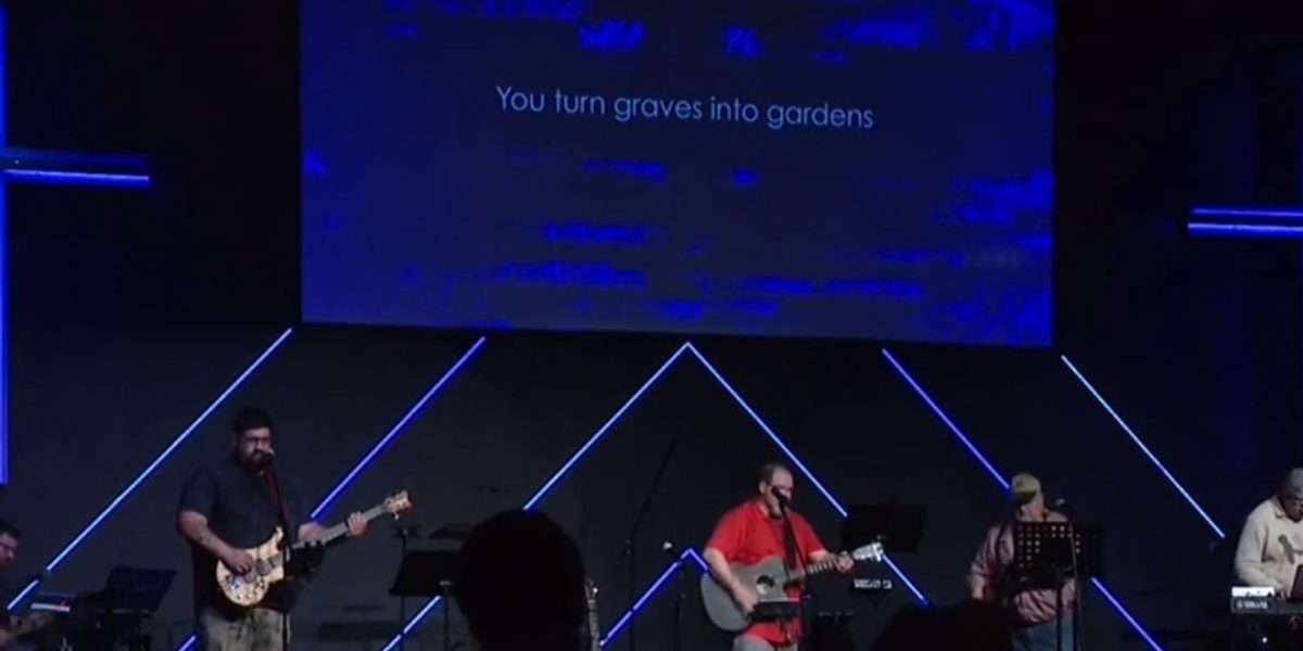 Evenimentul „Praise in the Park” mutat în interior, la Biserica Crossroads