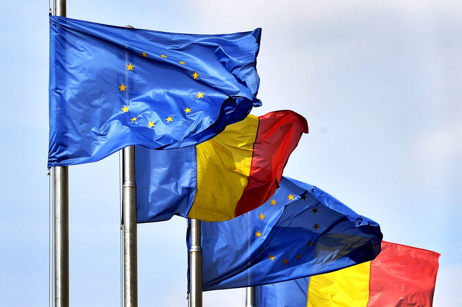 Încrederea în stat, NATO și UE, în cădere liberă. Românii, împotriva conflictelor
