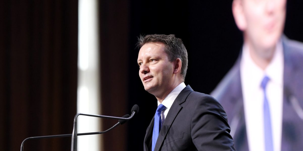 O posibilă alianță PSD-AUR, evitată strategic de social-democrați, sugerează un europarlamentar PNL București – Partidul Social Democrat (PSD) evită o alianță directă cu AUR din motive strategice, considerând că o astfel de asociere ar avantaja partidul condus de George Simion, în detrimentul PSD