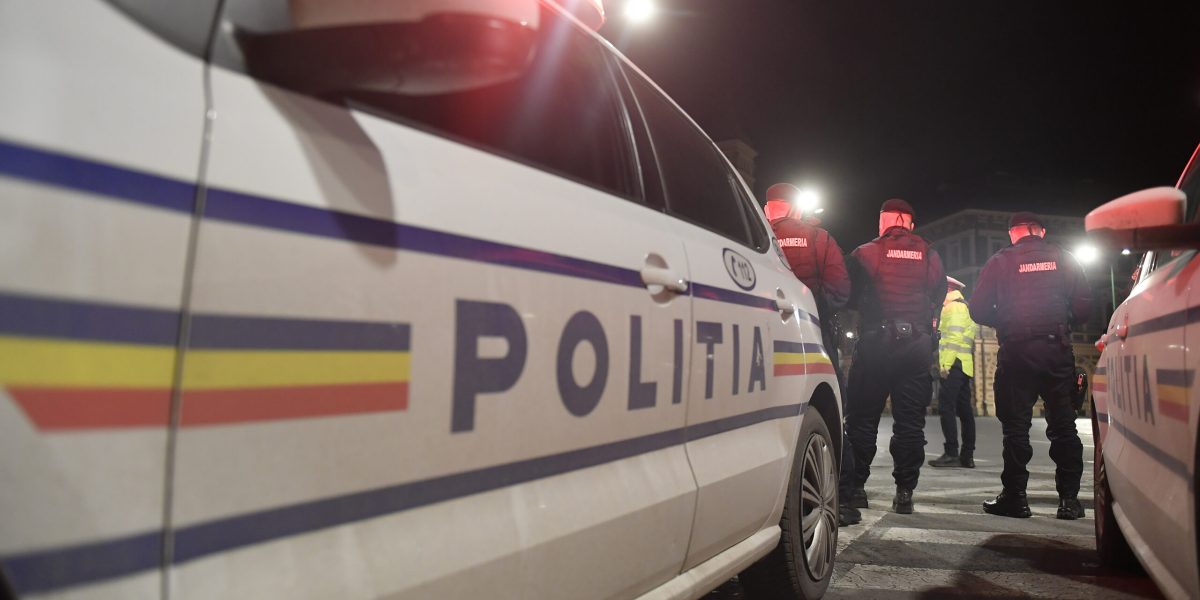 Tineri, prinși într-un carusel: Intervenție spectaculoasă a pompierilor