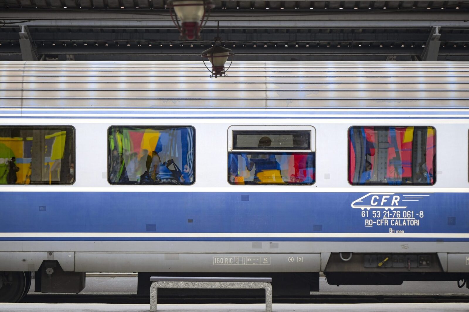 CFR Călători a anunțat întreruperea traficului feroviar între Augustin și Racoș, din cauza unui copac căzut pe șine