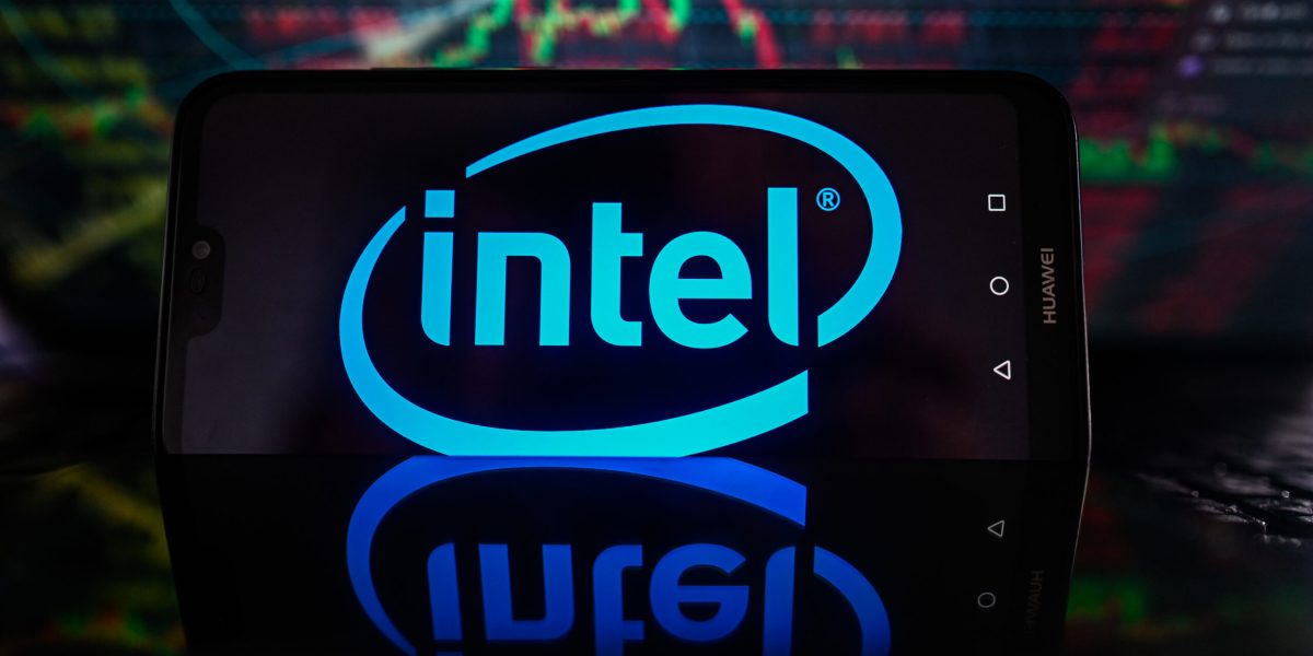 Intel, spre înălțimi: Cererea de procesoare AI propulsează acțiunile la maxim