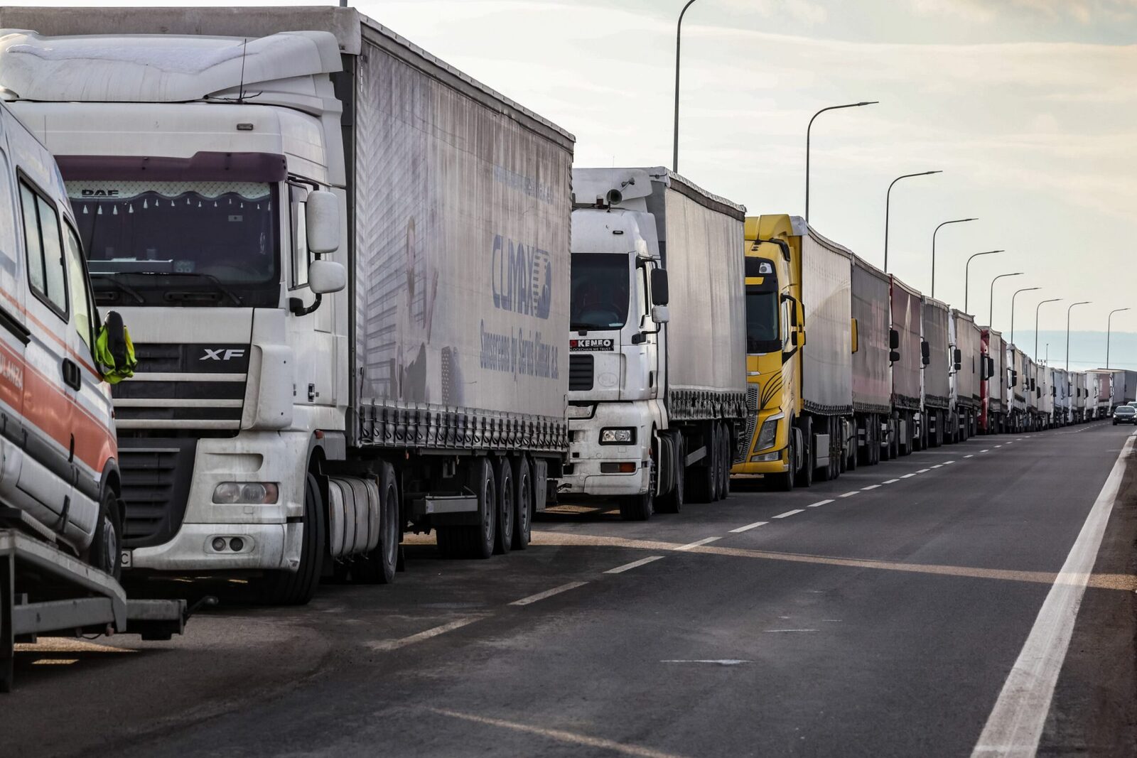Ministrul Transporturilor anunță flexibilizarea condițiilor pentru subvenții destinate transportatorilor de marfă București – Transportatorii rutieri de marfă din România vor beneficia de condiții mai ușoare pentru a accesa schemele de ajutor de stat menite să faciliteze achiziția de vehicule cu emisii zero