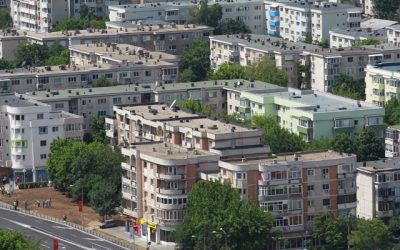 Prețurile apartamentelor vechi din București continuă să crească, dar ritmul se temperează Prețul mediu cerut pentru un apartament vechi cu trei camere în București a ajuns la 137.923 de euro în martie 2026, conform datelor recente