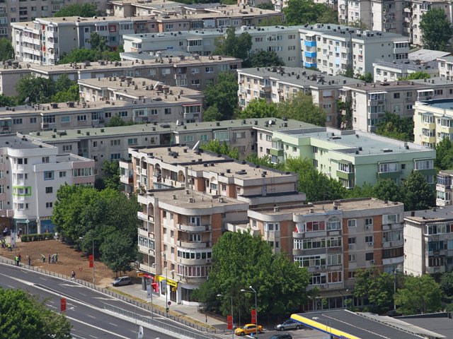 Prețurile apartamentelor vechi din București continuă să crească, dar ritmul se temperează Prețul mediu cerut pentru un apartament vechi cu trei camere în București a ajuns la 137.923 de euro în martie 2026, conform datelor recente