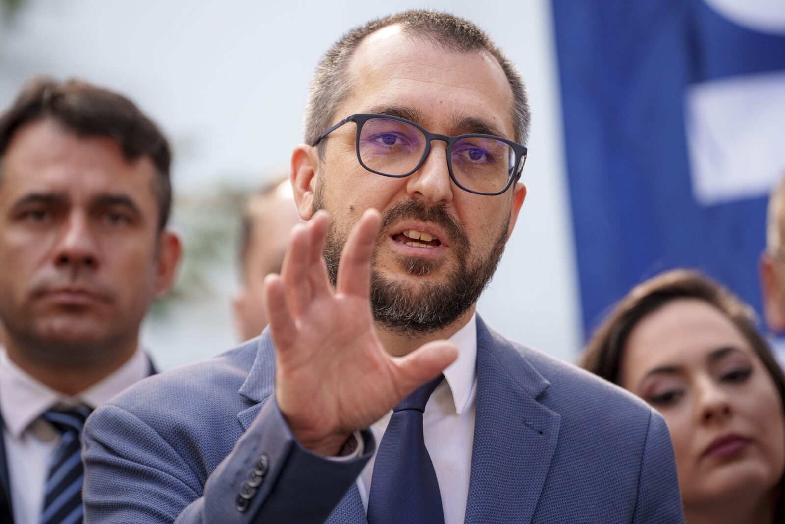 Vlad Voiculescu ripostează după declarațiile ministrului Rogobete despre procesul cu Pfizer Fostul ministru al Sănătății, Vlad Voiculescu, a reacționat la declarațiile actualului ministru, Alexandru Rogobete, referitoare la procesul pierdut de România cu compania farmaceutică Pfizer