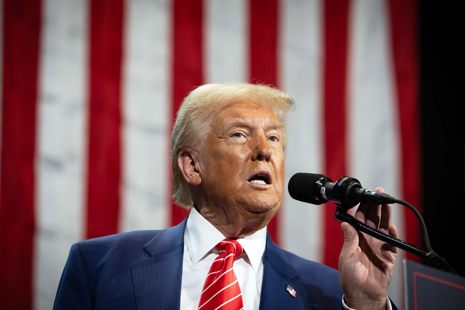 Donald Trump a demis-o pe procurorul general al SUA, Pam Bondi, în urma presiunilor legate de modul în care a gestionat dosarele referitoare la Jeffrey Epstein și a nemulțumirilor privind urmărirea penală a adversarilor politici