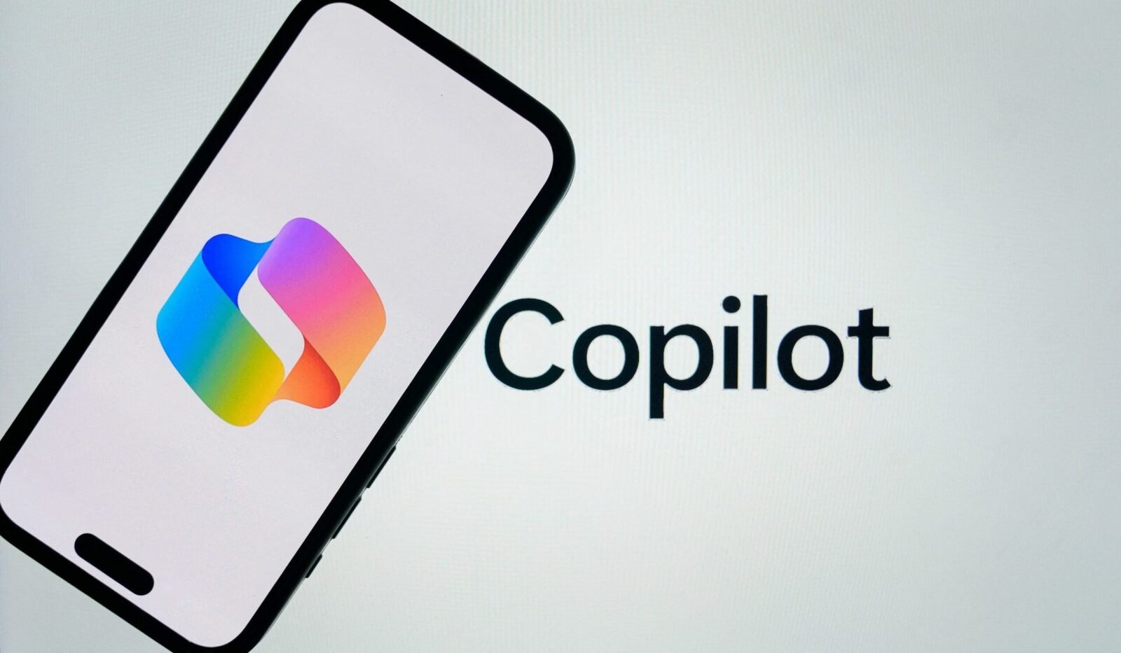 Microsoft, criticată pentru avertismentele privind Copilot București – Gigantul tehnologic Microsoft se confruntă cu critici, după ce utilizatorii au remarcat o serie de avertismente în termenii de utilizare ai aplicației Copilot
