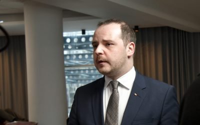 România, pusă în fața unei datorii uriașe către Pfizer: Ministrul Sănătății caută soluții București – România se confruntă cu o obligație financiară majoră, ca urmare a unei decizii a instanței din Tribunalul de Primă Instanță Francofon din Bruxelles, referitoare la contractele cu compania Pfizer