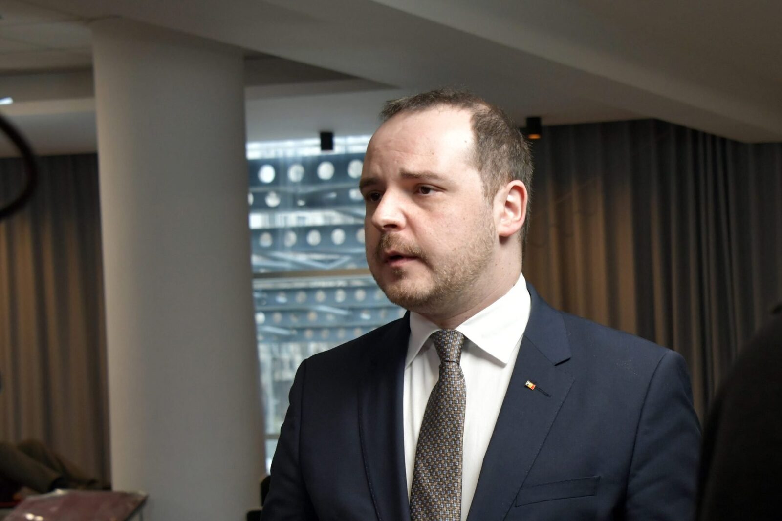 Ministrul Sănătății, domnul Alexandru Rogobete, a declarat la Euronews România că Guvernul va aproba în curând o strategie națională pentru siguranța pacienților, valabilă pentru următorii șase ani, cu indicatori clari și recomandări precise