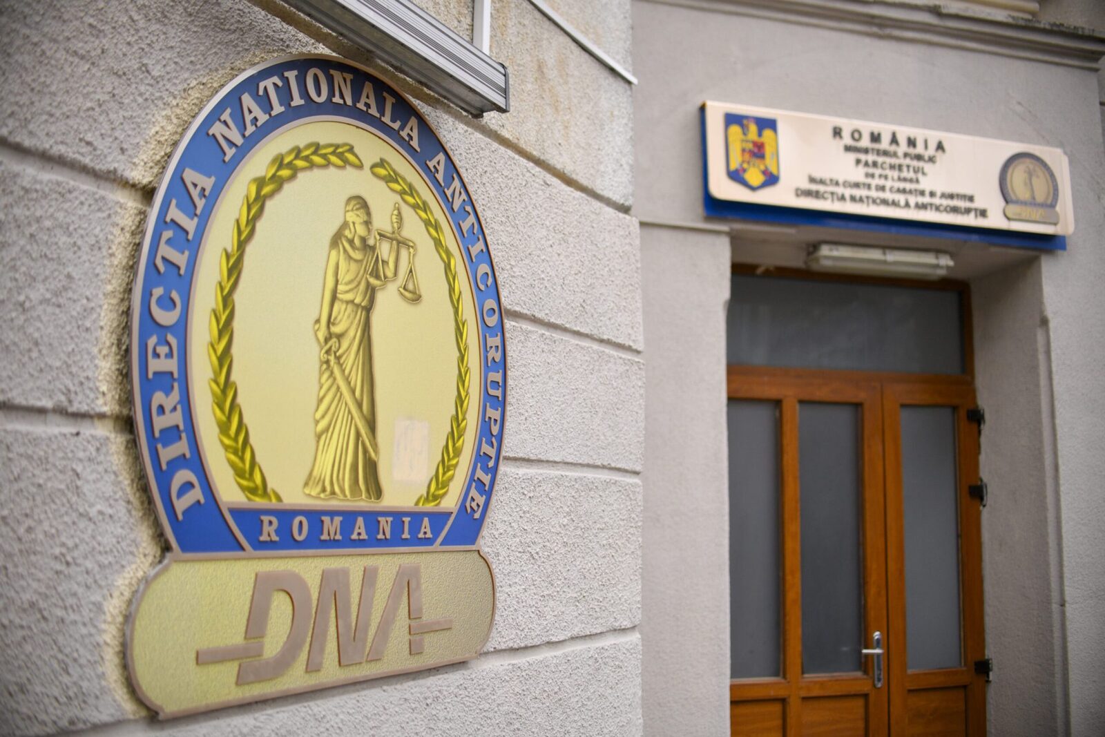 Arhitectul-șef al Municipiului Baia Mare, Vizat de DNA într-un Dosar de Corupție Procurorii Direcției Naționale Anticorupție (DNA) au dispus punerea în mișcare a acțiunii penale și luarea măsurii controlului judiciar pentru patru persoane, printre care și arhitectul-șef al municipiului Baia Mare