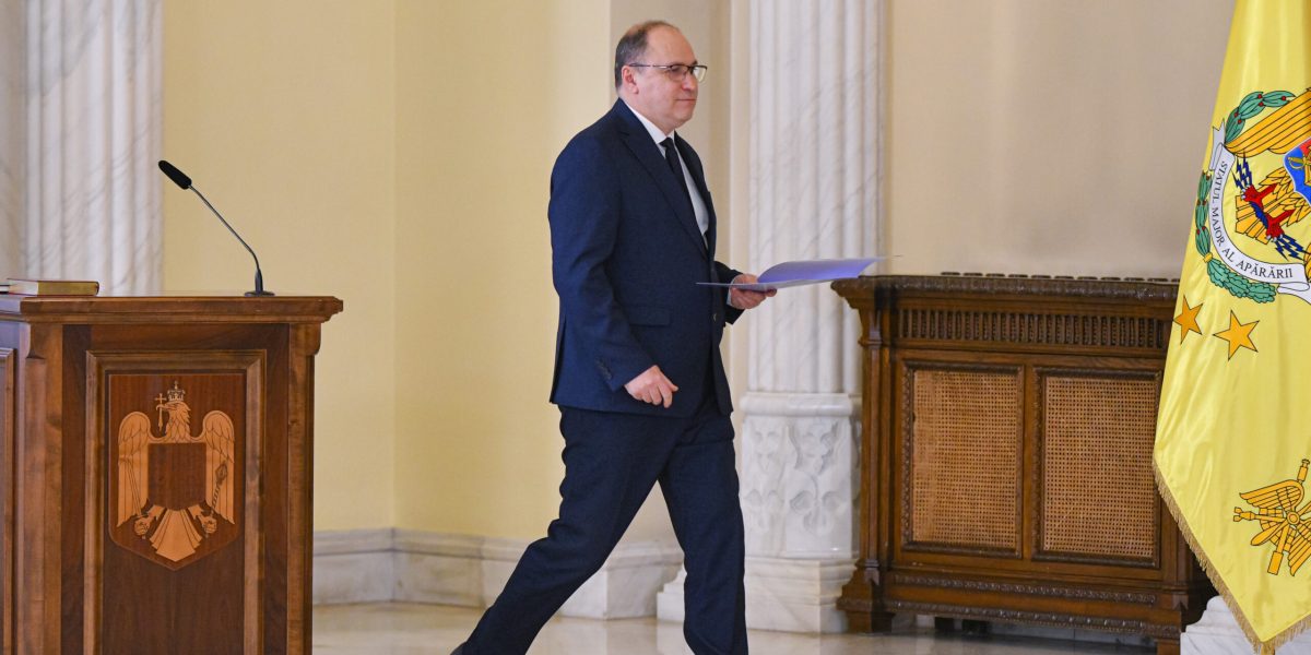 Dimian vrea bani în plus pentru profesori: 40+ ore/săptămână