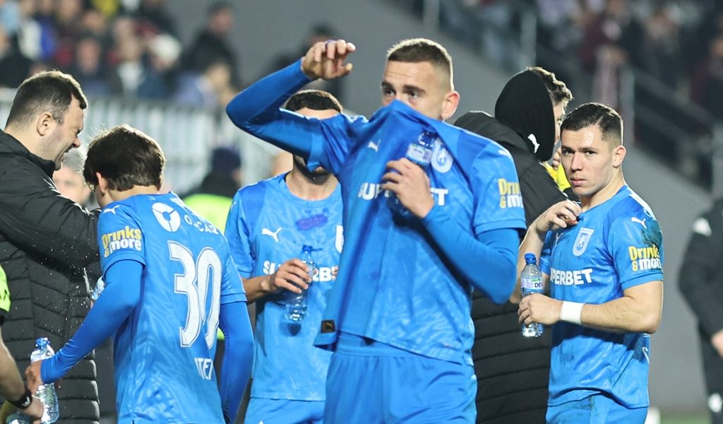 Universitatea Craiova învinge CFR Cluj și urcă în clasament Universitatea Craiova a învins pe CFR Cluj cu scorul de 2-0 într-un meci disputat pe teren propriu, pe stadionul „Ion Oblemenco”