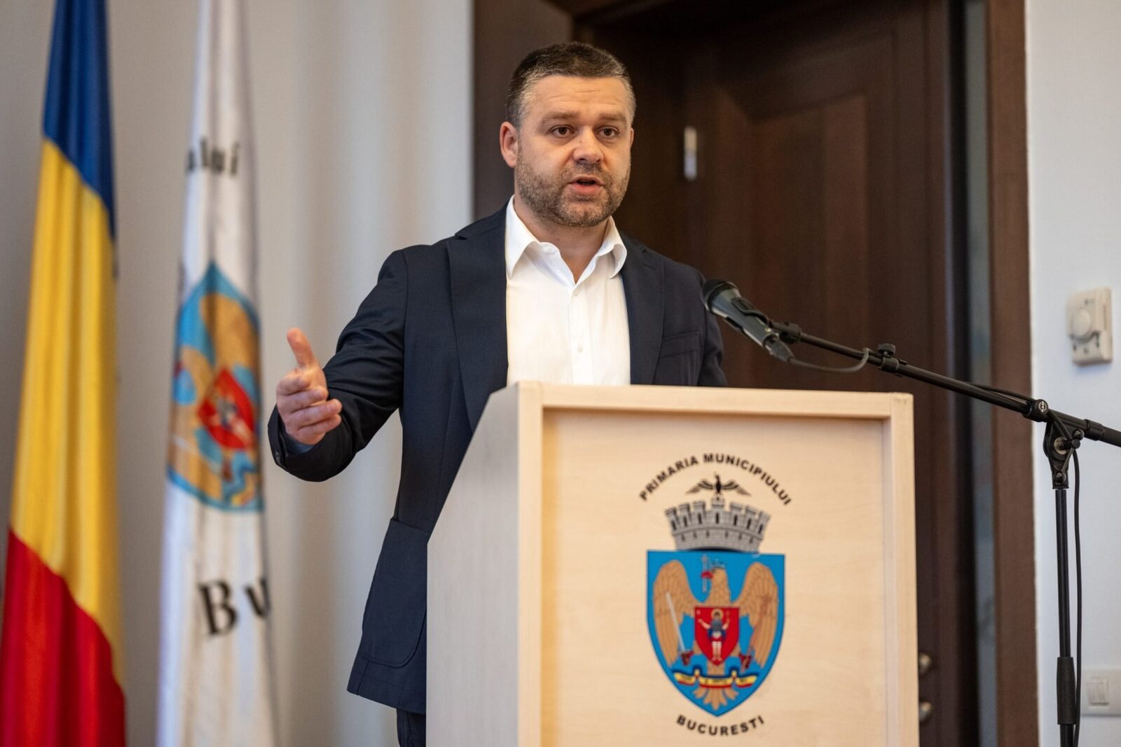 Ciucu anunță eliminarea parcărilor gratuite în Capitală: „Sistemul nu mai este sustenabil” Primarul general al Capitalei, Ciprian Ciucu, a anunțat că intenționează să elimine gratuitatea parcărilor în București, inclusiv pentru mașinile electrice, considerând că politica actuală nu mai este sustenabilă și încurajează supraaglomerarea