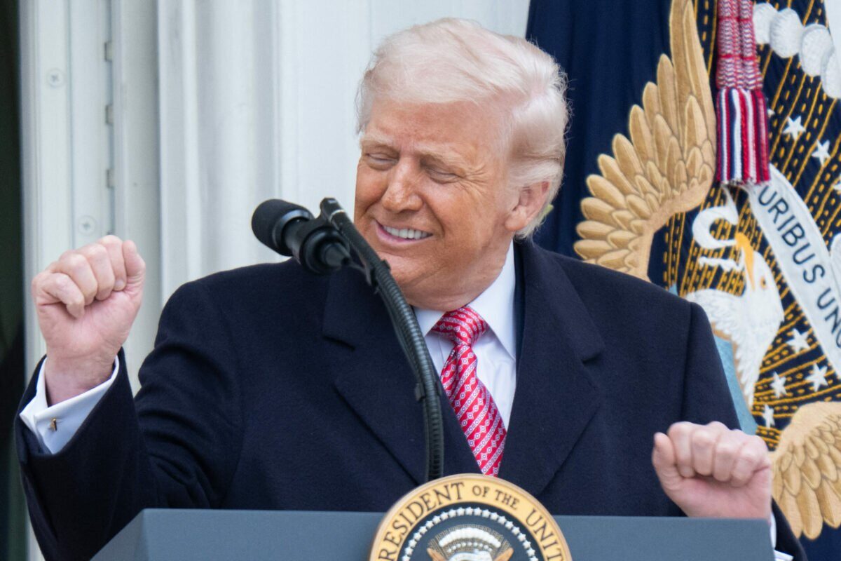 Trump, Paște diferit: Ocolirea bisericii și mesajul controversat Fostul președinte american, Donald Trump, a ales un Paște atipic, ignorând slujba religioasă tradițională și optând pentru un tur cu mașina al Washingtonului