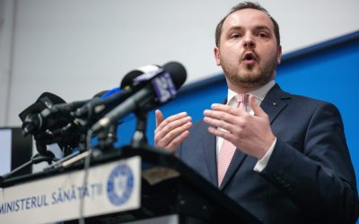 Rogobete critică achiziția exagerată de vaccinuri anti-COVID și explică de ce renegocierea nu a fost o soluție Ministrul Sănătății, Alexandru Rogobete, a criticat dur comanda de vaccinuri anti-COVID din mai 2021, considerând că aceasta nu a fost fundamentată pe date demografice realiste