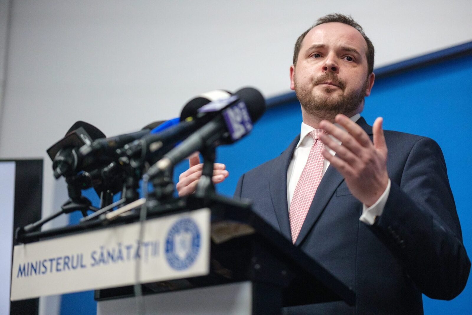 Ministrul Rogobete: Politicienii, principalii responsabili pentru eșecul campaniei de vaccinare anti-COVID București – Alexandru Rogobete, actualul ministru al Sănătății, a declarat că implicarea politicienilor în promovarea vaccinării anti-COVID-19 a reprezentat un factor major în eșecul campaniei de imunizare din România