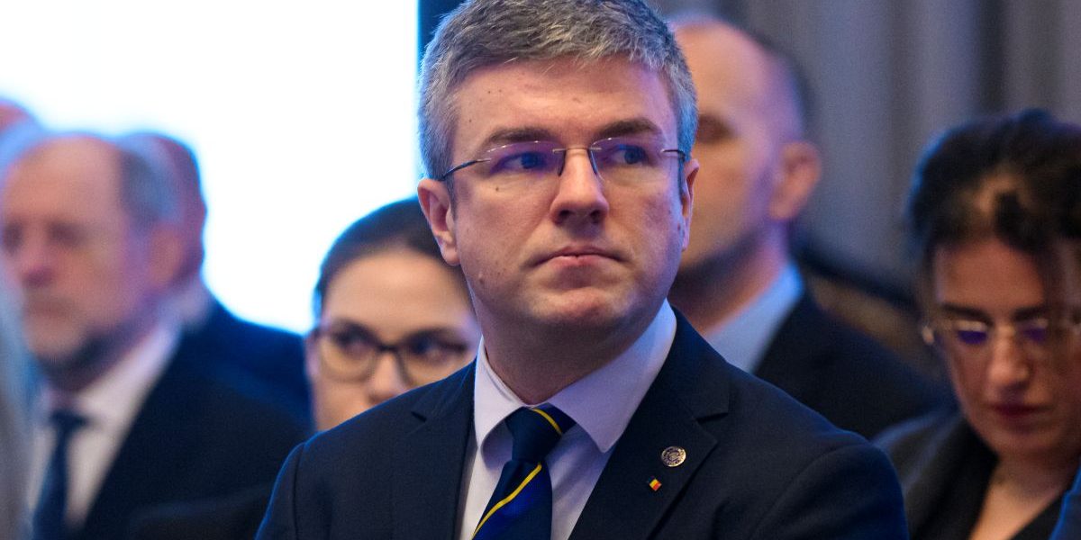 Situația Șantierului Naval Mangalia: Falimentul, O Decizie Greu de Luat Șantierul Naval Mangalia se confruntă cu o criză majoră, compania Damen, deținătoarea majoritară a creanțelor, alegând falimentul în urma unei adunări a creditorilor