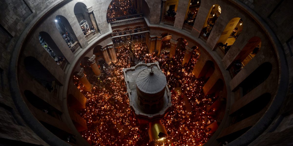 Lumina Învierii, mesaj de pace: Un viitor mai senin pentru România