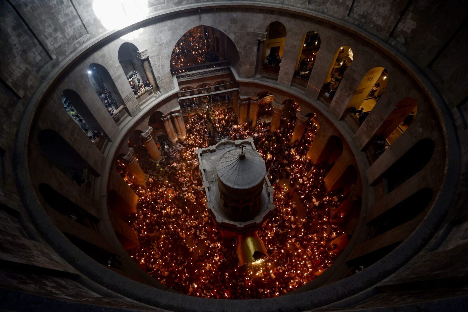 Lumina Învierii, mesaj de pace: Un viitor mai senin pentru România