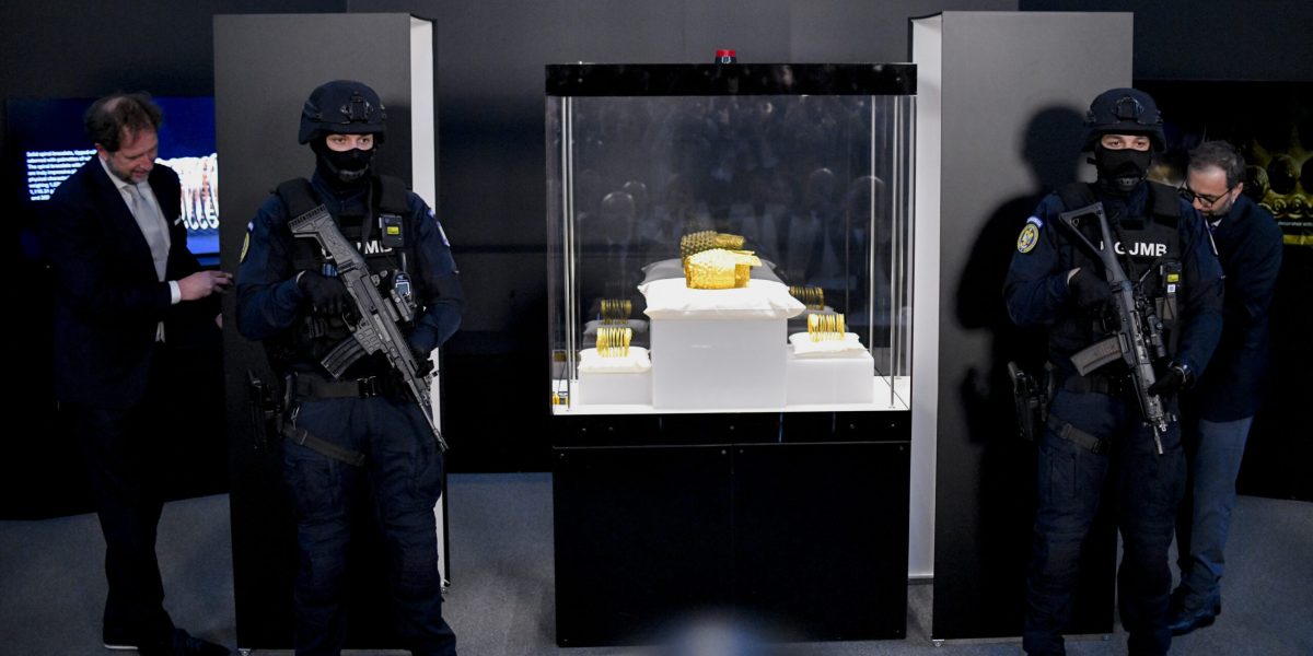 Coiful de la Coțofenești și brățările dacice au ajuns în România, spre restaurare