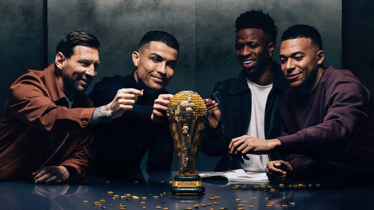 LEGO și vedetele fotbalului celebrează Cupa Mondială FIFA 2026 În așteptarea Cupei Mondiale FIFA 2026, care va avea loc în America de Nord, LEGO a lansat o campanie publicitară spectaculoasă