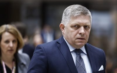 Premierul slovac Robert Fico cere ridicarea sancțiunilor UE asupra petrolului rusesc Premierul slovac, Robert Fico, face apel la Uniunea Europeană să ridice sancțiunile impuse importurilor de petrol și gaze rusești pentru a combate criza energetică
