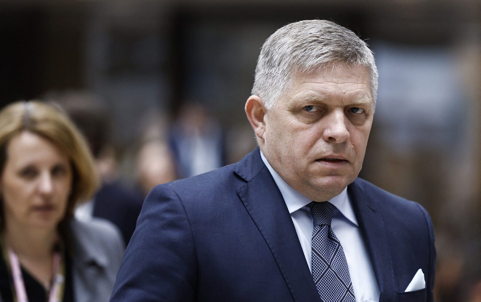 Premierul slovac Robert Fico cere ridicarea sancțiunilor UE asupra petrolului rusesc Premierul slovac, Robert Fico, face apel la Uniunea Europeană să ridice sancțiunile impuse importurilor de petrol și gaze rusești pentru a combate criza energetică