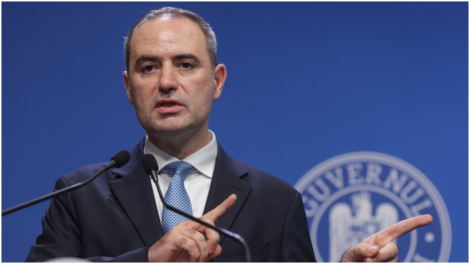 Guvernul pregătește măsuri pentru a reduce prețurile la carburanți Guvernul va aproba joi sau vineri o serie de măsuri menite să limiteze creșterea prețurilor la carburanți