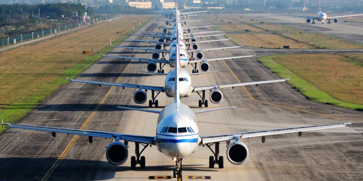 avioane aliniate pista aeroport decolare