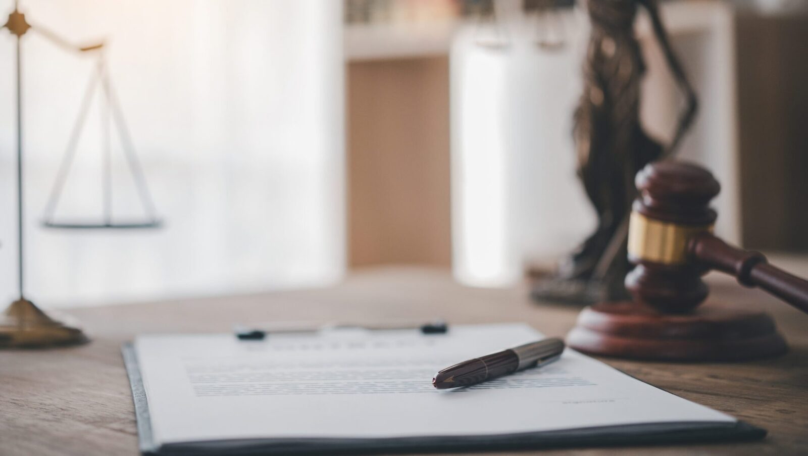 Amenda penală vs. Contravențională: Ce sancțiuni îți dau viața peste cap?