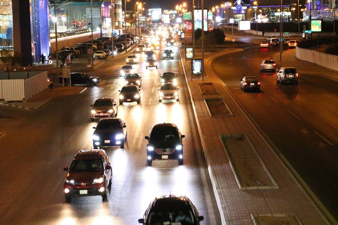 Atacurile asupra instalațiilor petroliere din Arabia Saudită au redus drastic producția de petrol a regatului, scăzând capacitatea totală la aproximativ 600.000 de barili pe zi, potrivit unei surse din cadrul Ministerului Energiei saudit