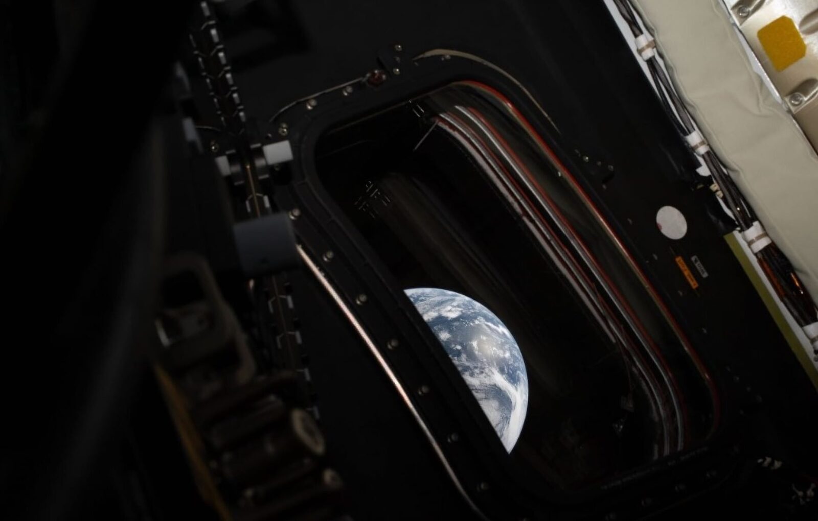 Capsula Orion a programului Artemis II a trimis pe Pământ primele imagini impresionante, surprinse de pe orbita lunară