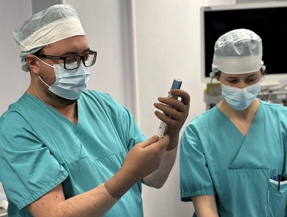 Premieră medicală la Sibiu: Implantarea unui dispozitiv inovator pentru pacienții cu cancer de prostată Spitalul MedLife Polisano din Sibiu a inaugurat o procedură medicală modernă, prin care crește siguranța și îmbunătățește calitatea vieții pacienților diagnosticați cu cancer de prostată