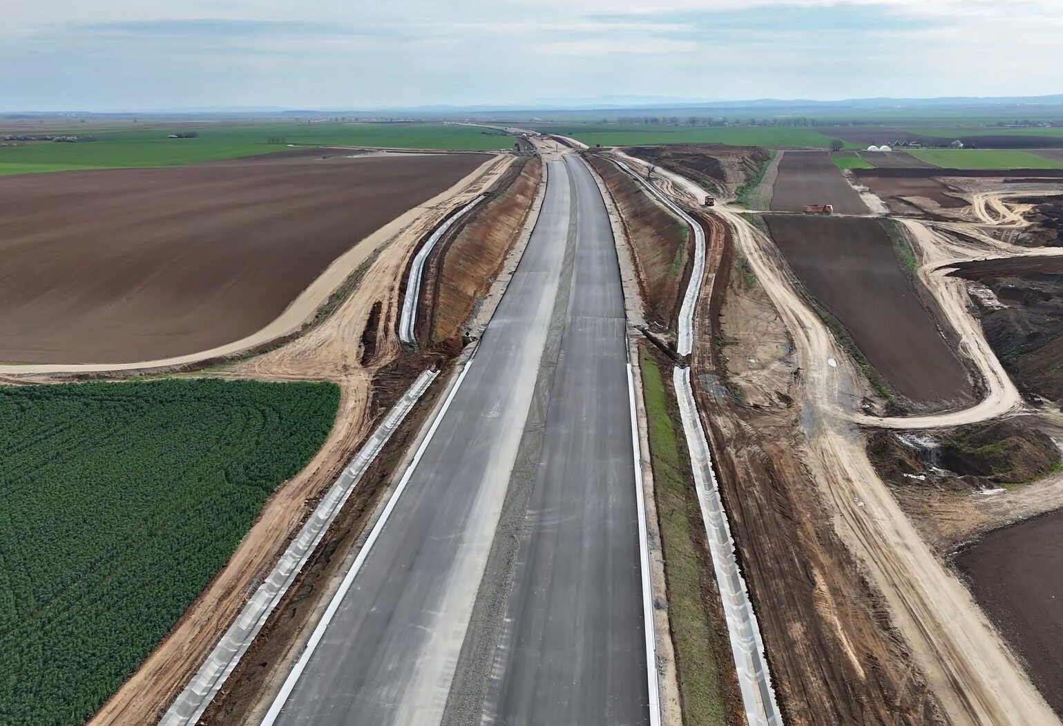 VIDEO Surpriză pe Autostrada Transilvania: Un tronson abandonat de Bechtel are șanse să fie gata în acest an, înainte de termenul oficial