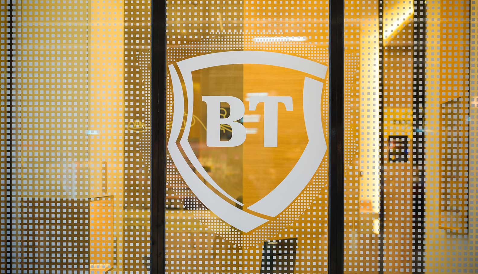 Banca Transilvania (BT) a anunțat programul unităților sale pentru perioada sărbătorilor de Paște Ortodox din 2026, oferind clienților informații despre disponibilitatea serviciilor bancare în această perioadă