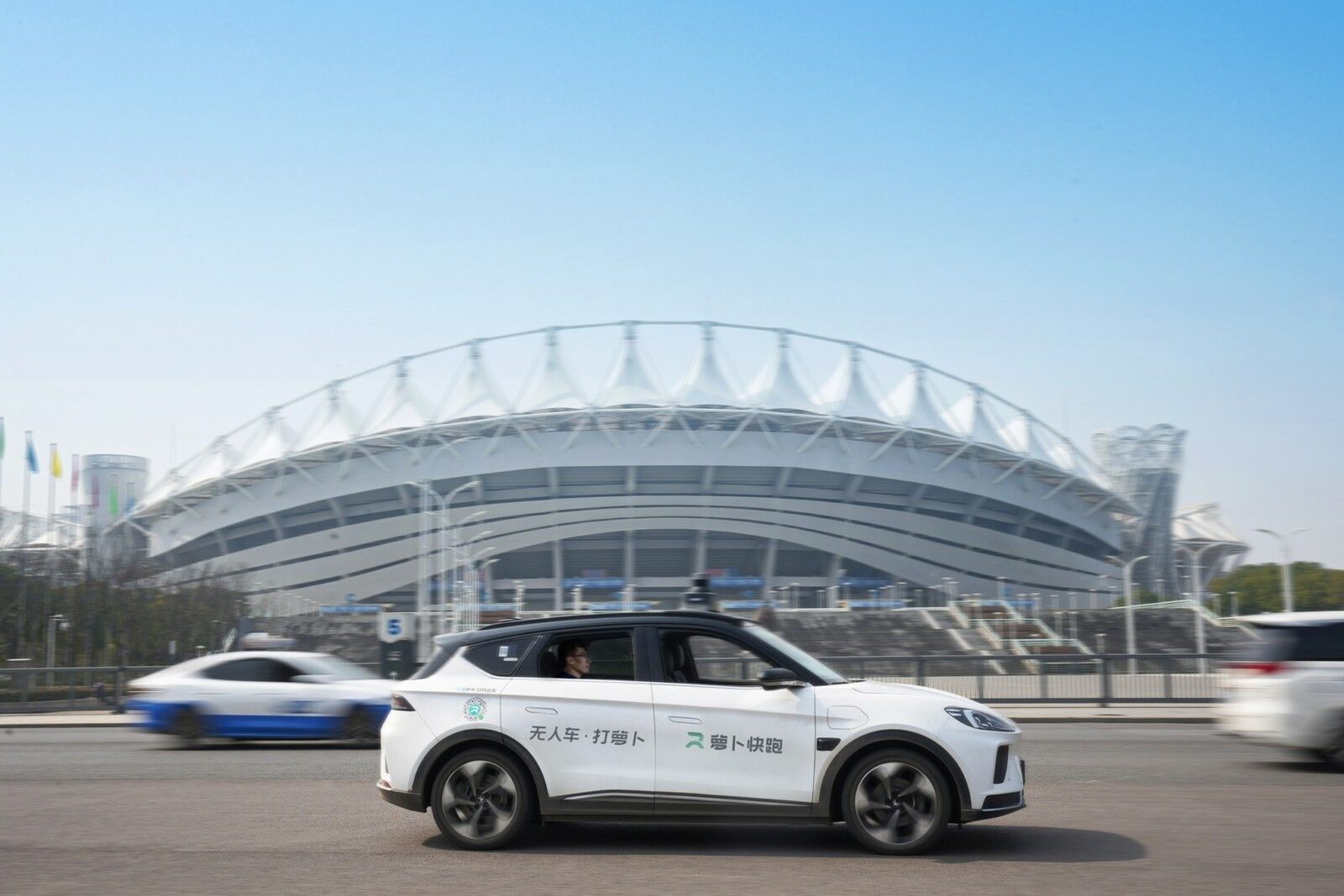 Pană majoră pentru robotaxi-urile Baidu în China: Zeci de mașini autonome s-au oprit în trafic Zeci de robotaxi-uri operate de compania chineză Baidu au suferit o defecțiune simultană în orașul Wuhan, determinând oprirea acestora în mijlocul traficului