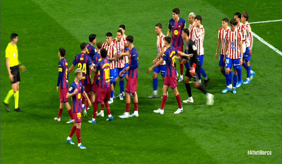 Atletico Madrid – Barcelona: Incidente tensionate pe teren în timpul meciului din La Liga Meciul din La Liga dintre Atletico Madrid și Barcelona a fost marcat de un moment tensionat în minutul 44, când o intervenție dură a lui Dani Olmo asupra lui Giuliano Simeone a aprins spiritele pe teren